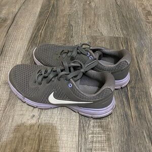 Nike women’s tennis shoes size 9 excellent used condition